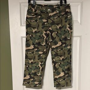 VENUS Camouflage Capris